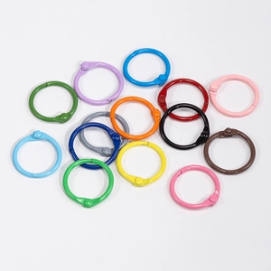 Anneaux de reliure en métal coloré pour albums à feuilles mobiles sur fond blanc