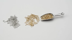 Détail de vis à œil dorées et argentées pour accessoires de création de bijoux DIY