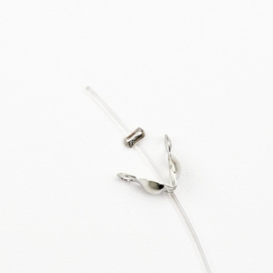 Versilberte 2,5mm Quetschperlen und Endkappen für DIY-Schmuckherstellung und Perlenarbeiten
