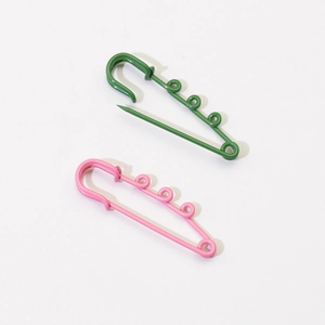Farbig lackierte Sicherheitsnadeln aus Metall mit Vier-Ring-Design in Rosa und Dunkelgrün