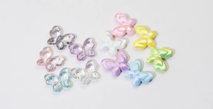 Macro-opname van kleurrijke iriserende acryl vlinderkralen voor DIY-sieraden en ambachten