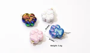 Vue détaillée des pendentifs patte de chat colorés, taille 26,5mm et épaisseur 11mm