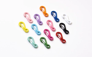 Collezione di moschettoni in metallo verniciato colorato in dodici vivaci tonalità assortite