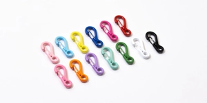 Dettaglio di 14 moschettoni in metallo colorato per portachiavi e accessori fai-da-te borse