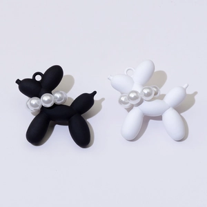 Matte Ballon-Hund-Anhänger in Schwarz und Weiß mit edlen Perlenhalsketten-Details