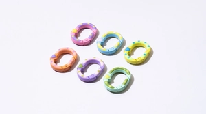 Détail de fermoirs à ressort ovales colorés à pois pour bijoux faits main