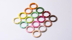 Detailansicht von 16 bunten gepunkteten Legierungs-O-Ringen für DIY-Schlüsselanhänger