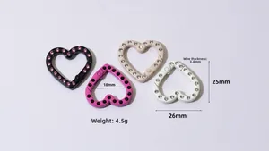 Dettaglio macro di fibbie ad anello a molla a forma di cuore con strass e dimensioni