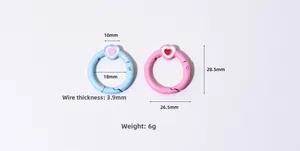 Detail van roze en blauwe hartvormige veerringen met afmetingen en gewicht van 6g