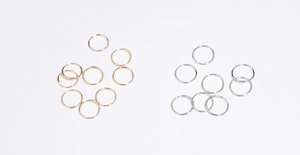 Nahaufnahme von goldenen und silbernen Biegeringen für DIY-Schmuck und Bastelarbeiten
