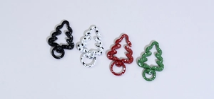 Détail de porte-clés sapin de Noël avec anneau à ressort en noir, blanc, rouge et vert