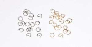 Detail von silbernen und goldenen Metall-Biegeringen für DIY-Schmuckherstellung