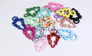Détail macro d'anneaux à ressort en métal sapin de Noël colorés pour bijoux DIY et porte-clés