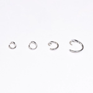 Set mit vier silber polierten Biegeringen in verschiedenen Größen für DIY-Schmuck