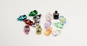 Dettaglio di perline a forma di bottiglia di cola colorate per creazione di gioielli