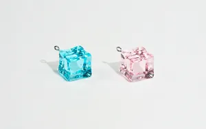 Détails des pendentifs glaçons en résine 18mm avec attaches métalliques en bleu et rose