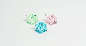 Vue détaillée de breloques glaçons transparentes en vert, bleu et rose pour bijoux DIY