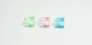 Vue détaillée de breloques glaçons pastel avec anneaux métalliques pour bijoux DIY