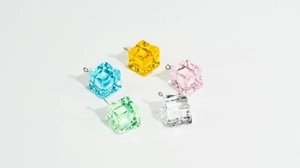 Vue détaillée de cinq pendentifs cubes de glace colorés en résine pour création de bijoux