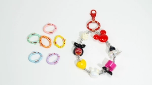 Farbenfrohes DIY-Perlen-Schlüsselanhänger-Set mit bunten Federverschlüssen für Schmuck