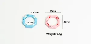 Vue détaillée des anneaux à ressort de 29mm à pois bleus et pattes roses pour DIY