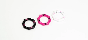 Detail van achthoekige ringen in bamboestijl met kattenpootjes in zwart, roze en wit
