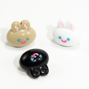 Tre perline colorate a forma di coniglietto 3D in nero, bianco e kaki per gioielli DIY