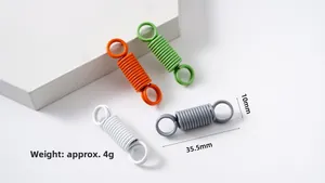 Detalle de conectores de anillo de resorte coloridos y ganchos de metal para llaveros DIY