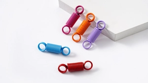 Dettaglio di moschettoni rotondi a molla colorati e anelli in lega per accessori fai-da-te