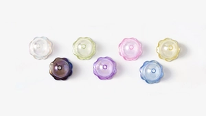 Nahaufnahme bunter transparenter Blumenperlen für DIY-Schmuck und Windspiel-Zubehör
