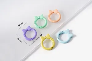 Dettaglio di fermagli a molla colorati a forma di fiocco da 27mm per accessori fai-da-te