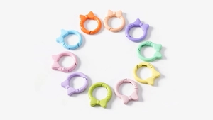 Dettaglio di dieci anelli a molla colorati a forma di fiocco per accessori fai-da-te