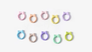 Vista macro di anelli a molla a forma di fiocco in colori pastello per accessori fai-da-te