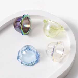 Irisierende Glasperlen in Glockenblumenform für DIY-Schmuck in verschiedenen Farben
