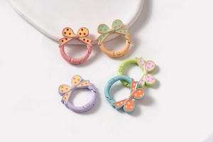 Detail van kleurrijke springringen met stippeltjesstrikken in roze oranje paars en groen