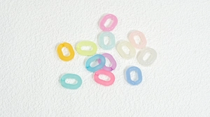 Dettaglio macro di maglie in acrilico satinato colorato per gioielli e borse fai-da-te