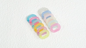 Dettaglio di anelli in acrilico opaco colorato per catene DIY in tonalità pastello macaron