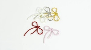 Detailopname van legering strikhangers in vijf kleuren voor DIY-sieradenaccessoires