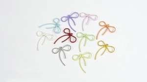 Detail van tien kleurrijke strikhangers van legering met spiraaltextuur voor DIY-sieraden