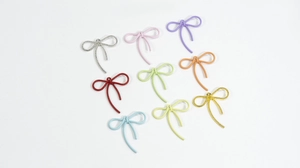 Detail van gelegeerde strikhangers in negen kleuren voor DIY-sieradenaccessoires