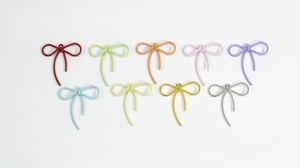 Macro-detail van negen kleurrijke strikhangers van legering voor DIY-sieraden maken