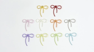Detailweergave van 10 kleurrijke legering strikhangers met spiraaltextuur voor DIY-sieraden