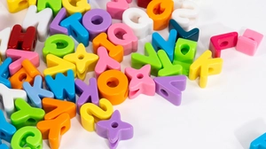 Macro di perline colorate in acrilico con lettere per gioielli fai da te e artigianato