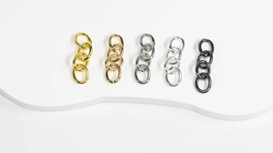 Dettaglio di catene metalliche a quattro maglie in cinque finiture su gradini