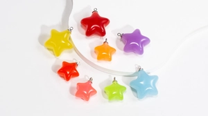 Détails de pendentifs étoiles colorés avec anneaux métalliques pour bijoux DIY