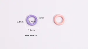 Vista dettagliata degli anelli O-ring in resina viola e rosa per gioielli fai-da-te