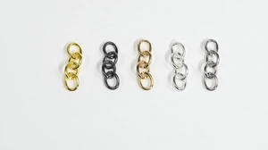 Dettaglio di catene metalliche a quattro maglie in cinque finiture per gioielli fai-da-te