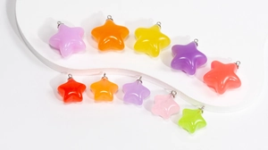 Gros plan de pendentifs étoiles colorés en acrylique avec anneaux pour porte-clés DIY