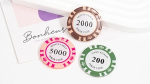 Dettaglio di ciondoli fiches da poker in acrilico con valori 200, 2000, 5000 e corone