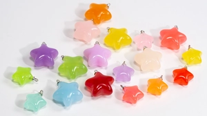 Gros plan de pendentifs étoiles colorés aux tons gelée avec anneaux de saut pour bijoux DIY